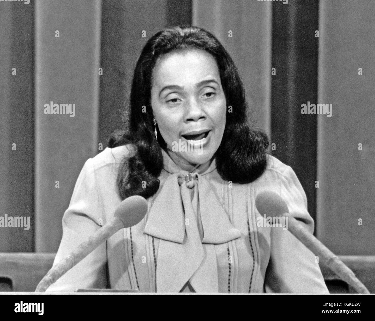 New York, NY - (file) -- Coretta Scott King, moglie di uccisi leader dei diritti civili il Dr Martin Luther King Jr., parla al 1980 Convenzione Nazionale Democratica in New York New York su Mercoledì, 13 agosto 1980. .Credito: Arnie Sachs / CNP /MediaPunch Foto Stock