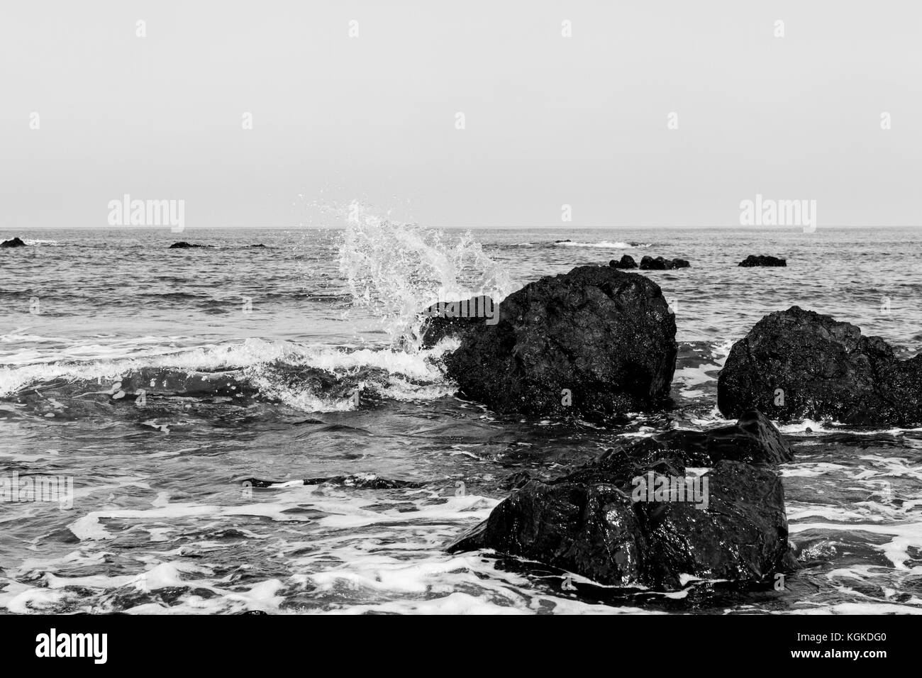 Onde che si infrangono sulle rocce in riva al mare in pomos, Cipro. foto in bianco e nero Foto Stock