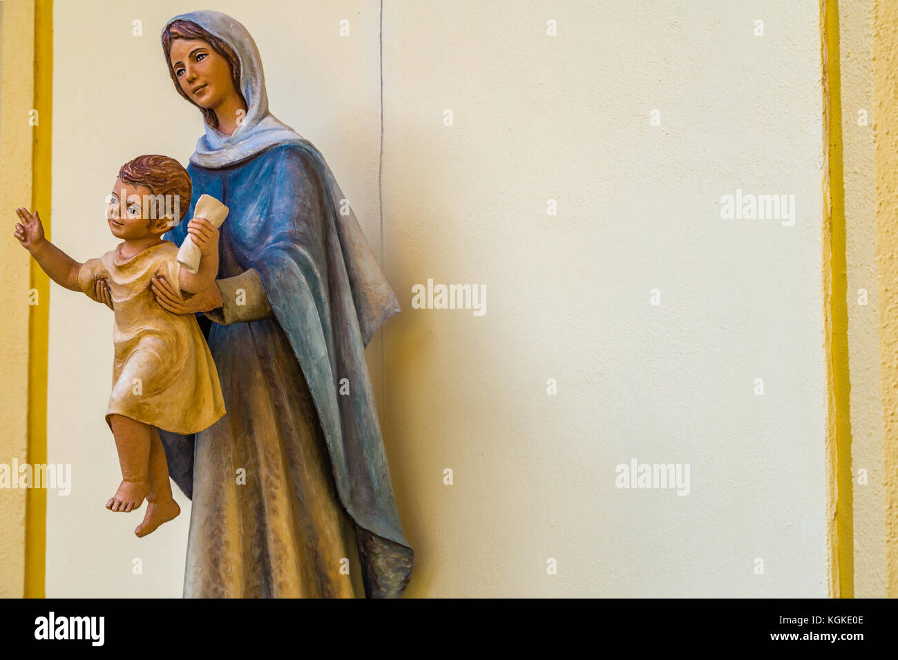 Statua della Beata Vergine Maria che regge il Santo Bambino Gesù Foto Stock