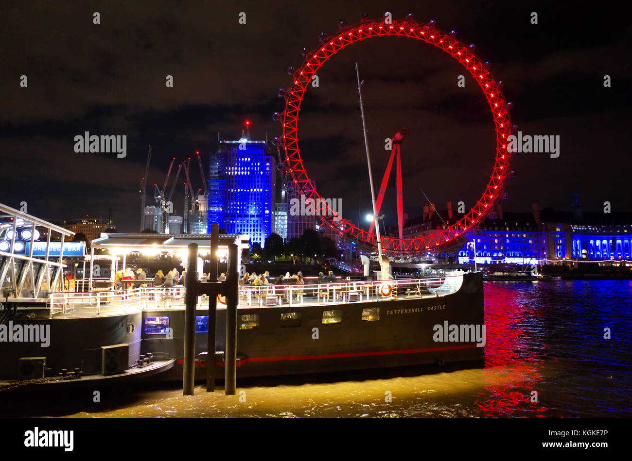 Pub sul Tamigi, Tattershall Castle ship & London Eye sul fiume Tamigi a Londra, Inghilterra Foto Stock