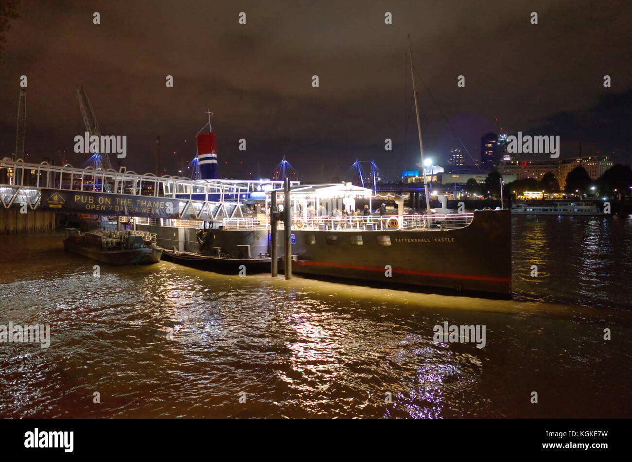 Pub sul Tamigi, Tattershall Castle nave sul fiume Tamigi a Londra, Inghilterra Foto Stock