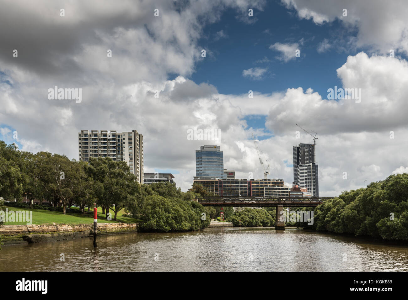 Parramatta, Australia - 24 marzo 2017: Avvicinarsi alla città sul fiume, guardando il ponte di MacArthur Street e gli alti edifici per uffici, tutti sotto il cielo Foto Stock