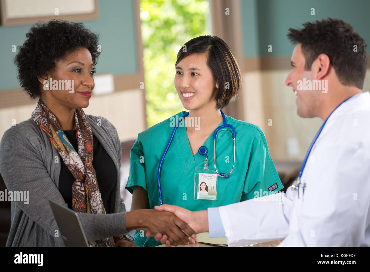 Il team medico di parlare con i pazienti. Foto Stock