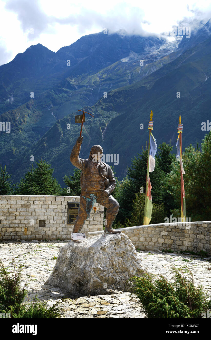 Namche Bazaar, Nepal - 12 settembre 2017: sherpa Tenzing Norgay memorial statua, campo base Everest trek , Nepal Foto Stock