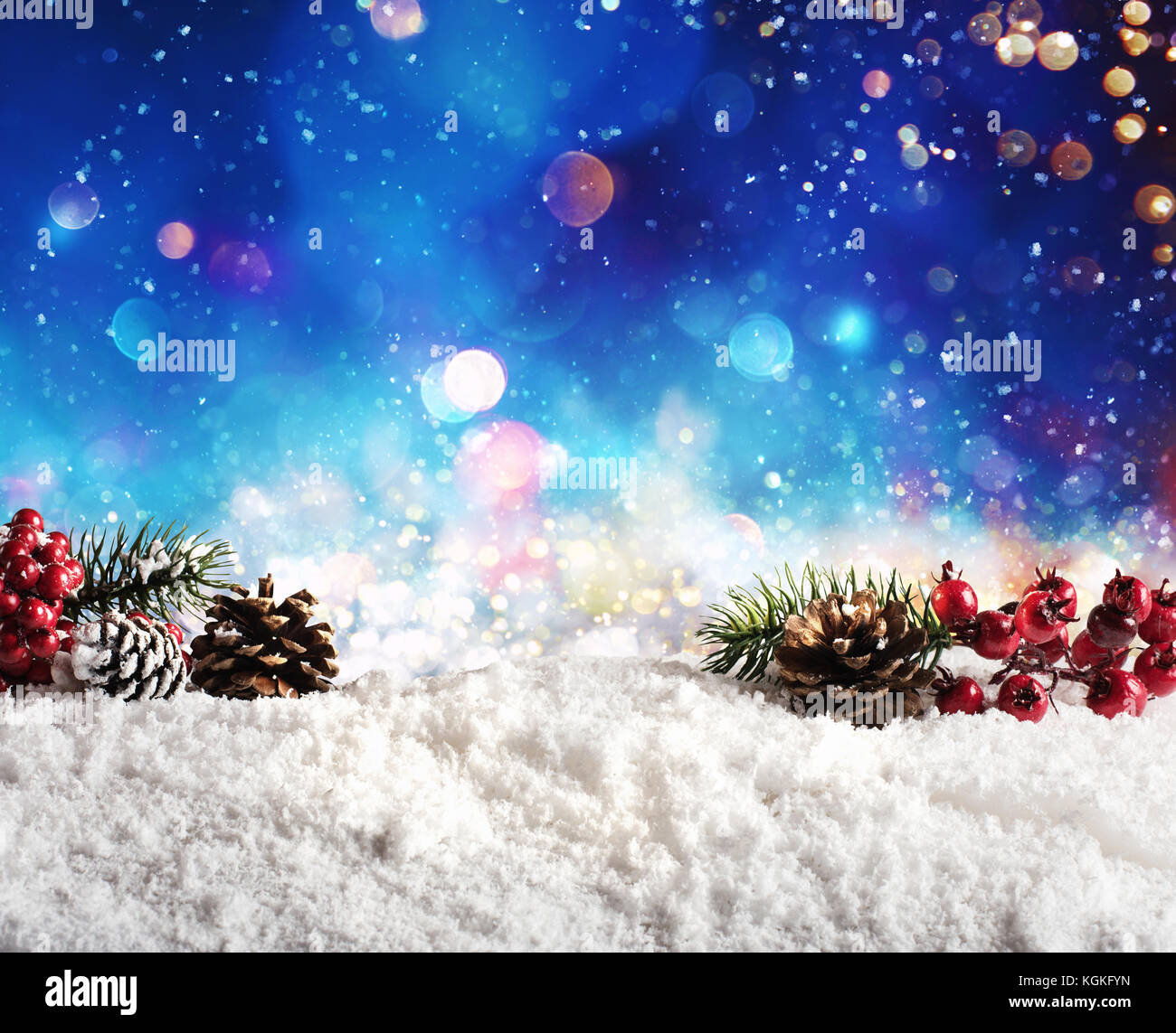 Elemento di Natale sulla neve con pini e la ghirlanda Foto Stock