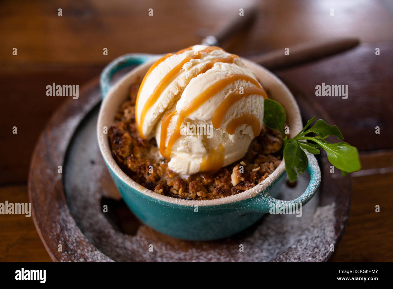 Apple Crumble dessert con gelato Foto Stock