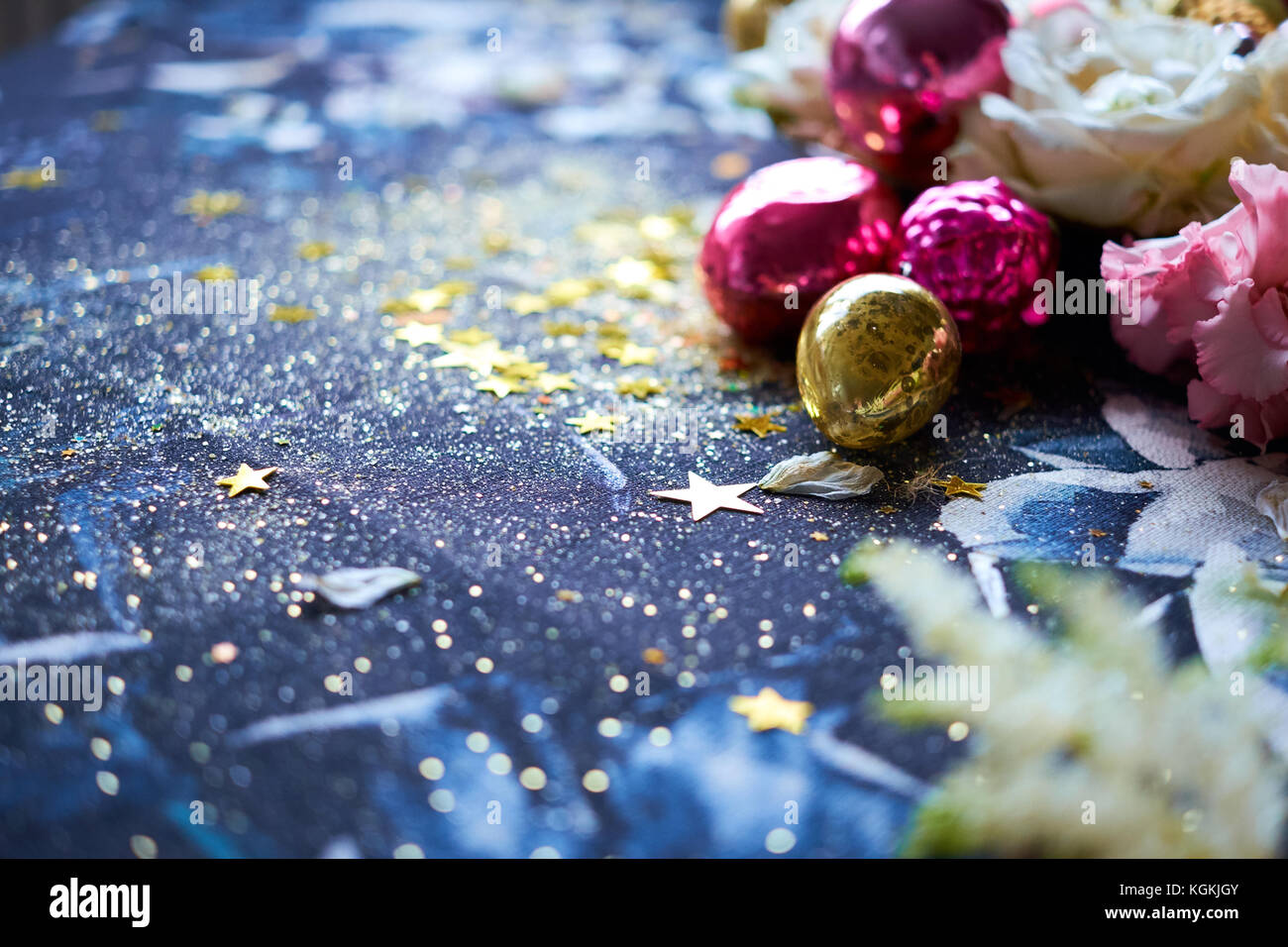 Sfondo di natale con brillanti stelle d'oro, il rosso e il giallo delle sfere. Anno nuovo pigne decore con le stelle. Foto Stock
