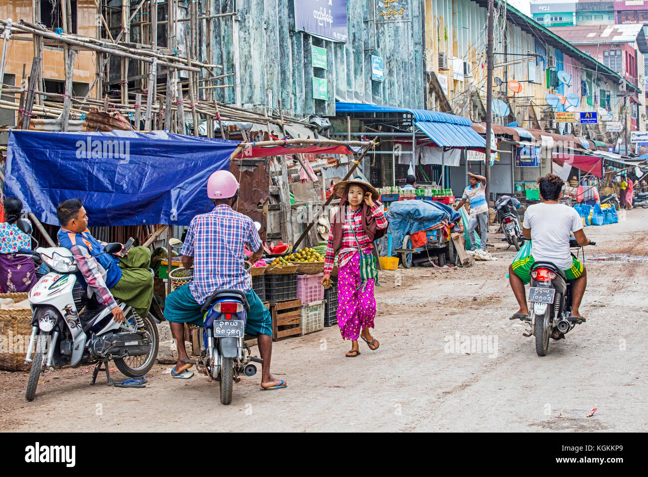 Scena di strada che mostra i negozi e le motociclette lungo il fiume Salween river / fiume thanlwin in mawlamyine / mawlamyaing, stato mon, myanmar / BIRMANIA Foto Stock