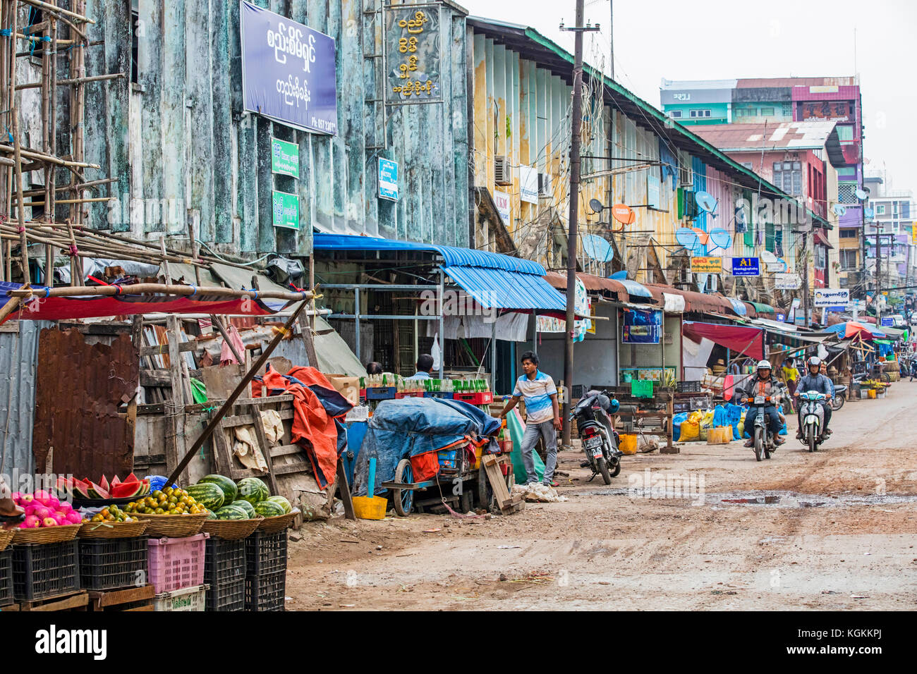 Scena di strada che mostra i negozi e le motociclette lungo il fiume Salween river / fiume thanlwin in mawlamyine / mawlamyaing, stato mon, myanmar / BIRMANIA Foto Stock