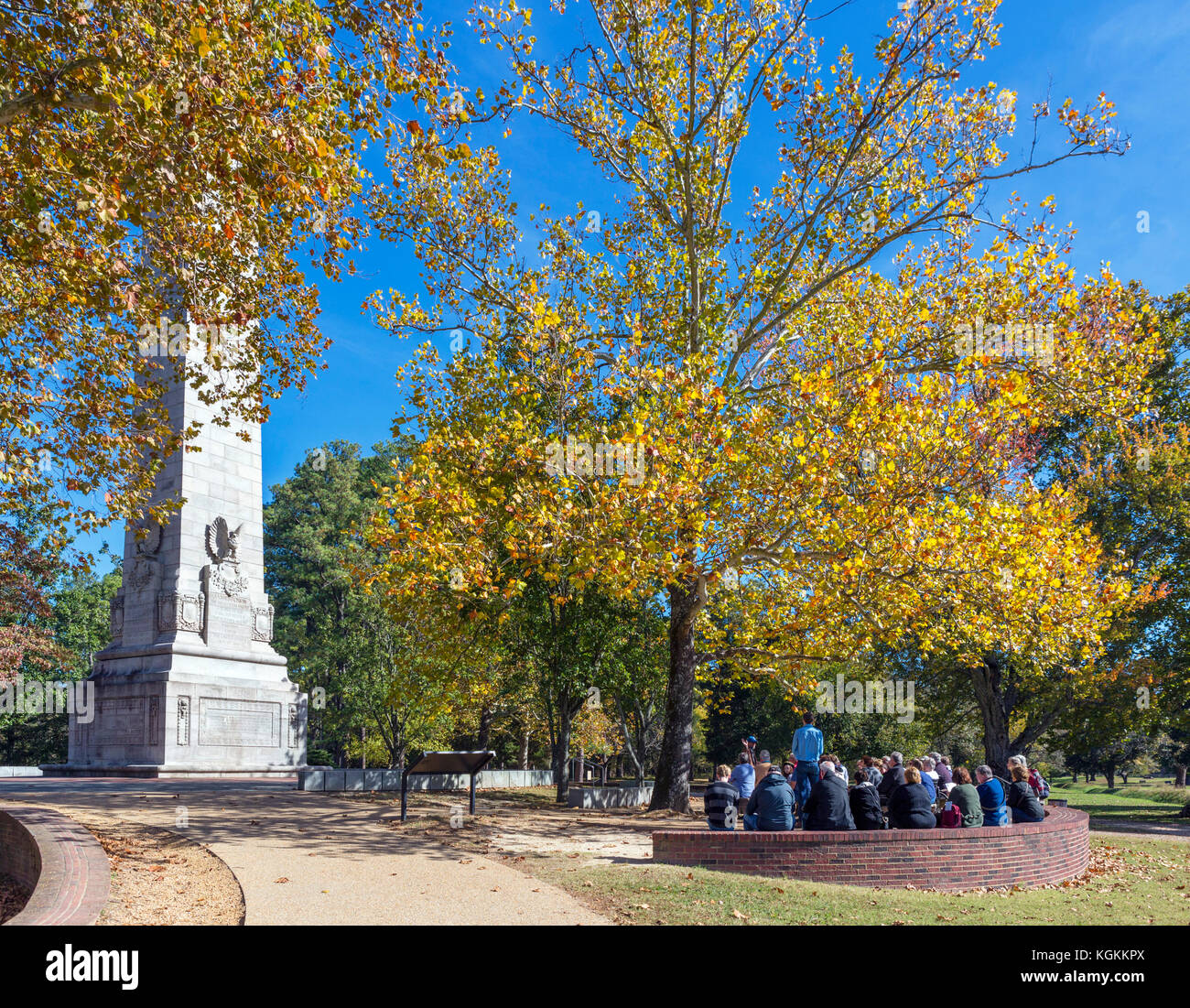 Visitatori ascoltare un discorso di fronte al terzo centenario monumento, Jamestown, Virginia, Stati Uniti d'America. Foto Stock