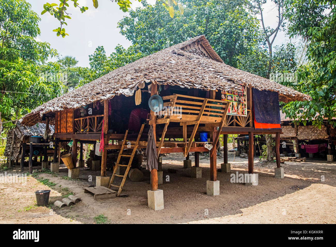 Tradizionale casa in legno su palafitte in kayin villaggio nei pressi di Hpa-an, kayin membro / karen stato, myanmar / BIRMANIA Foto Stock