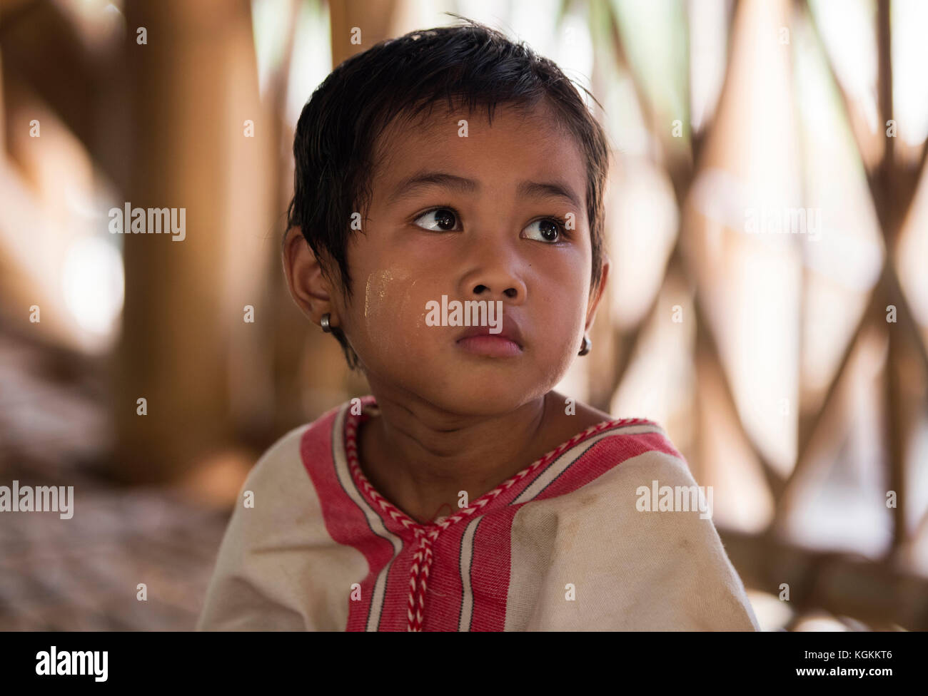 Close up ritratto di bambini birmani della tribù di bamar in kayin villaggio nei pressi di Hpa-an, kayin membro / karen stato, myanmar / BIRMANIA Foto Stock