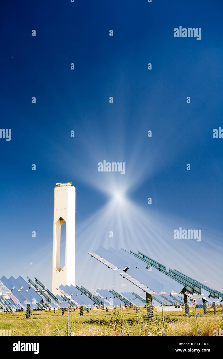 Torre di un impianto solare, Siviglia, Spagna Foto Stock