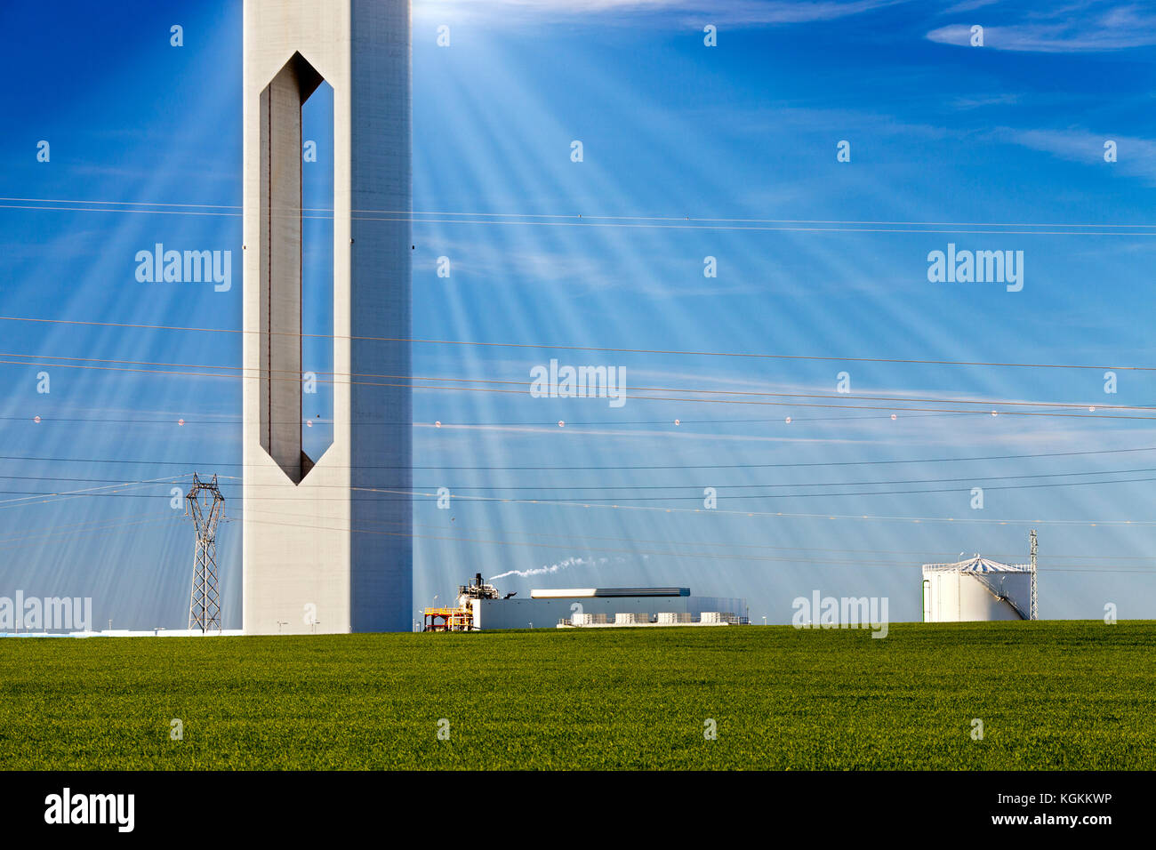 Torre di un impianto solare, Siviglia, Spagna Foto Stock