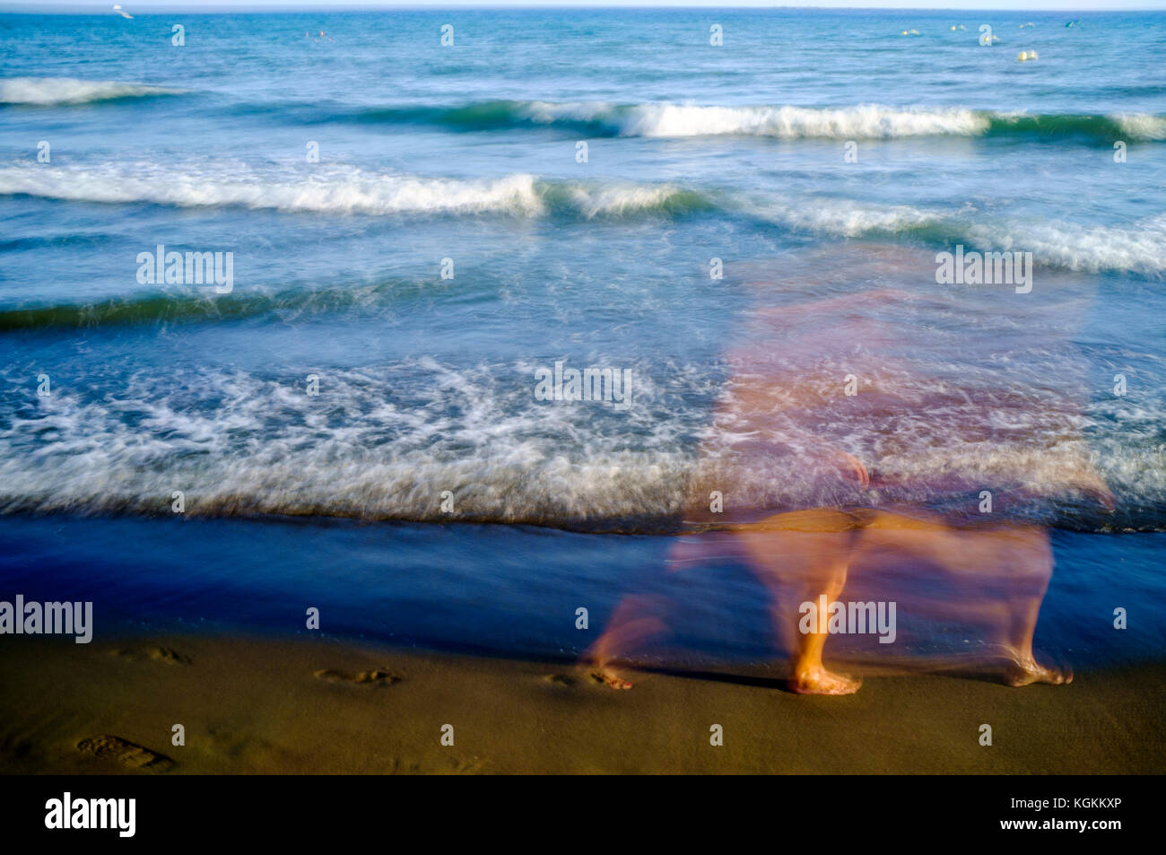 Una lunga esposizione colpo di una persona che cammina sulla spiaggia, malaga, Spagna Foto Stock