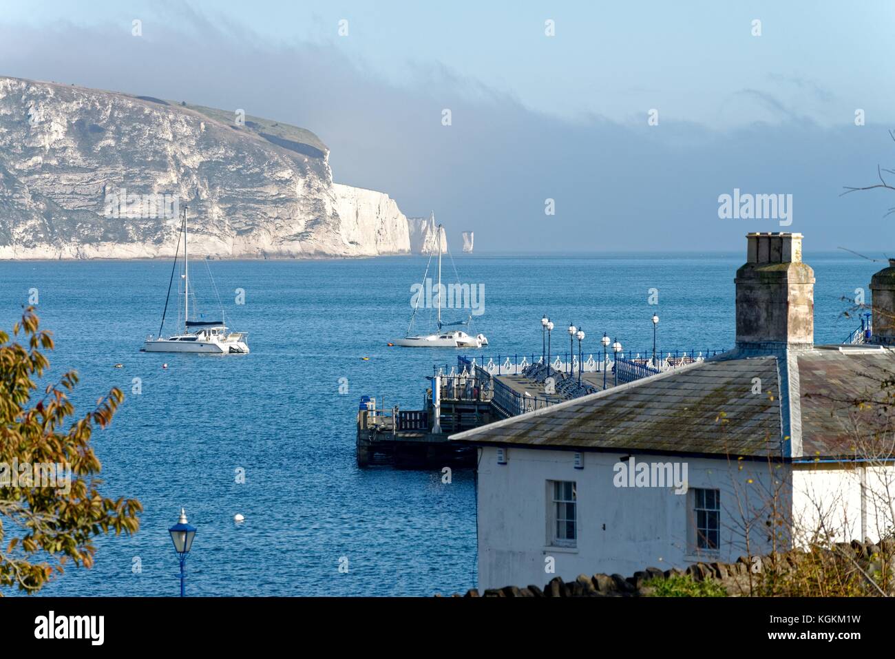 Swanage Bay e Old Harry Rocks Dorset England Regno Unito Foto Stock