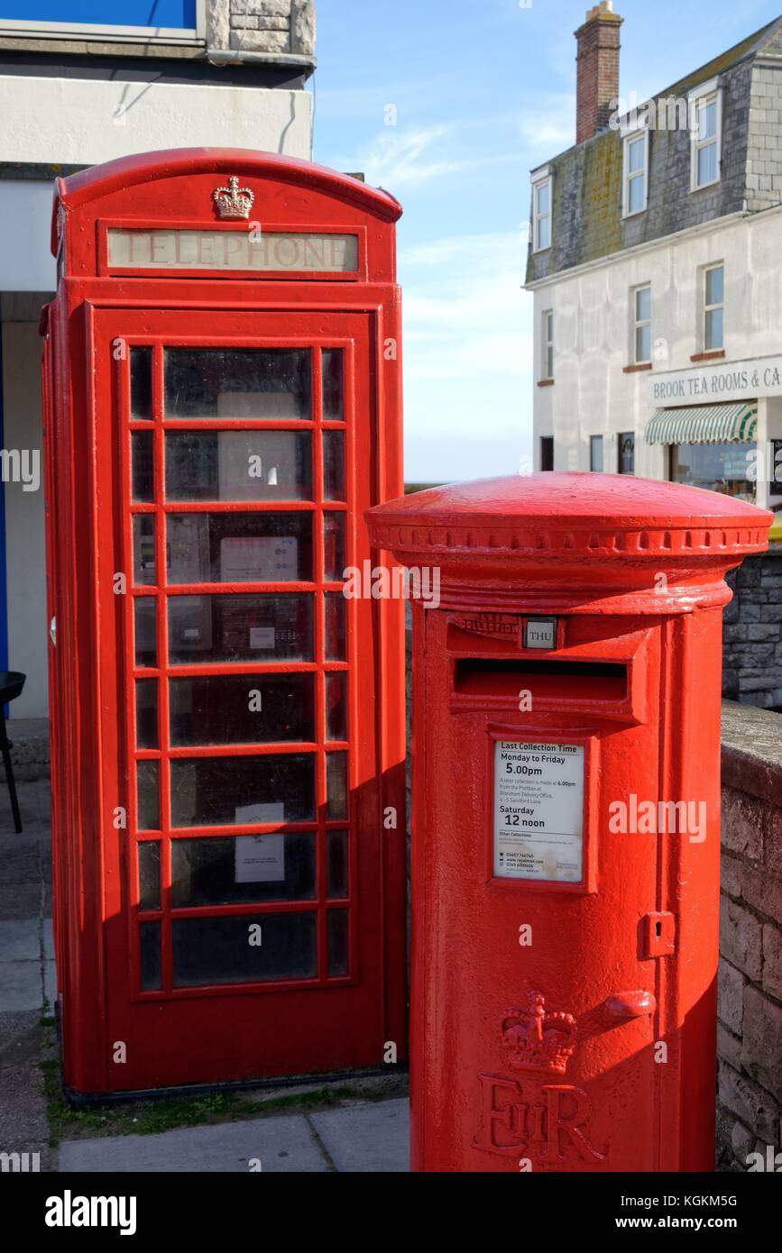 Telefono rosso chiosco rosso e casella postale in Swanage Inghilterra Dorset Regno Unito Foto Stock