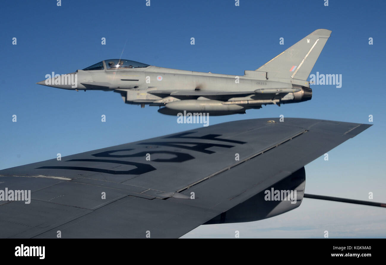 Un Royal Air Force Typhoon FGR4 vola accanto a U.S. Air Force KC-135 Stratotanker, assegnato al centesimo Air Refuelling Wing a RAF Mildenhall, Inghilterra Foto Stock