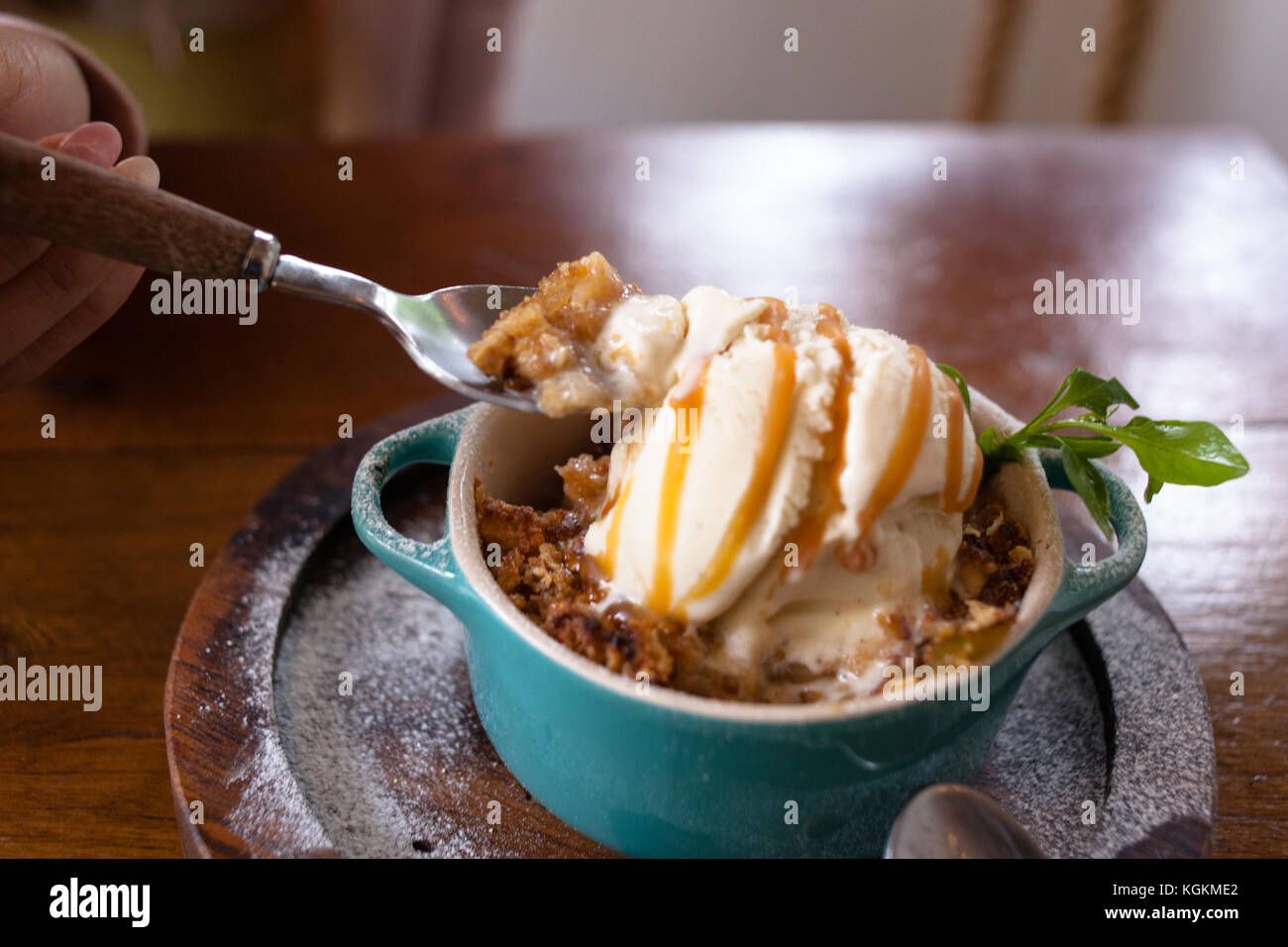 Apple Crumble dessert con gelato Foto Stock