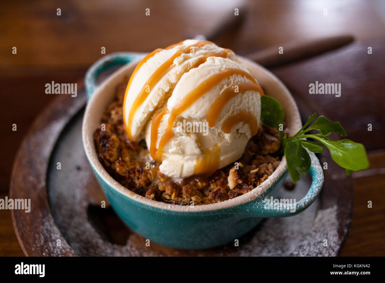 Apple Crumble dessert con gelato Foto Stock