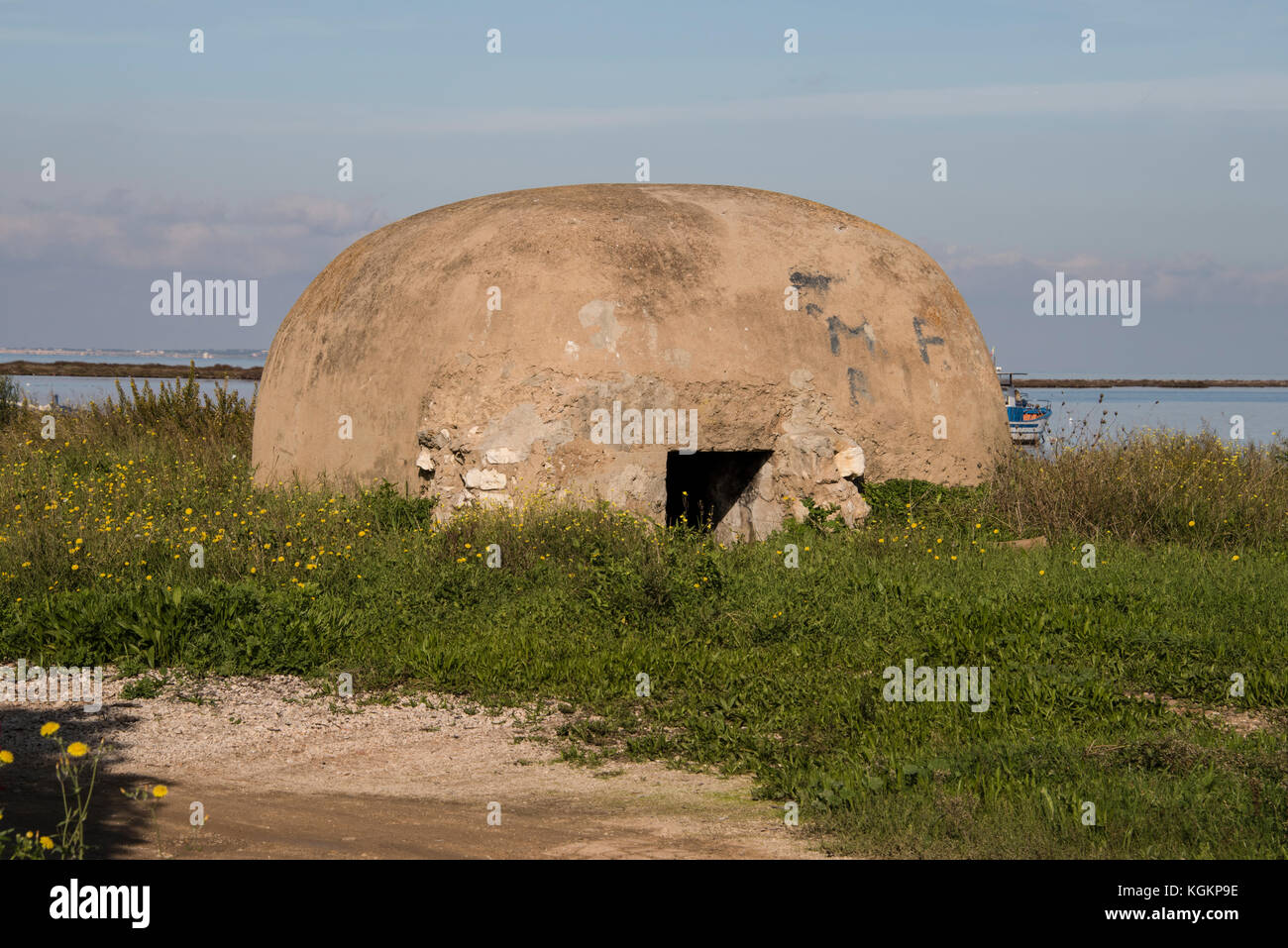 Un vecchio ww2 calcestruzzo la difesa costiera post, marsala, Sicilia Foto Stock