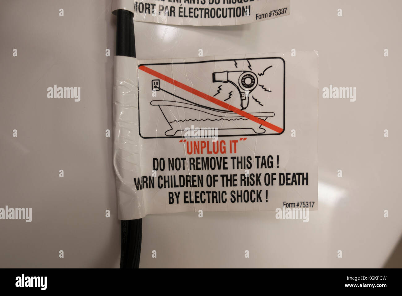 Un impianto elettrico di etichette di avvertenza su un asciugacapelli in bagno di hotel in Washington DC, Stati Uniti. Foto Stock