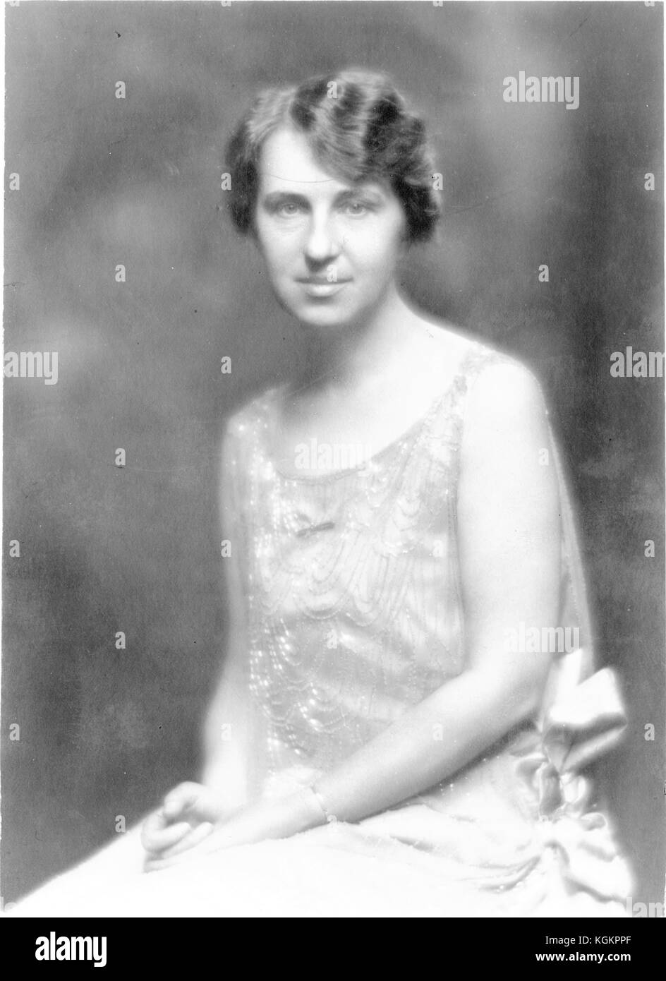 Ritratto di Cornelia Gaskins Harcum, dottorato in Discipline alla Johns Hopkins University nel 1915, seduto indossando abiti formali, mani insieme in giro, vita in su, tre quarti di vista, grinning, circa 28 anni, Baltimora, Maryland, 1913. () Foto Stock