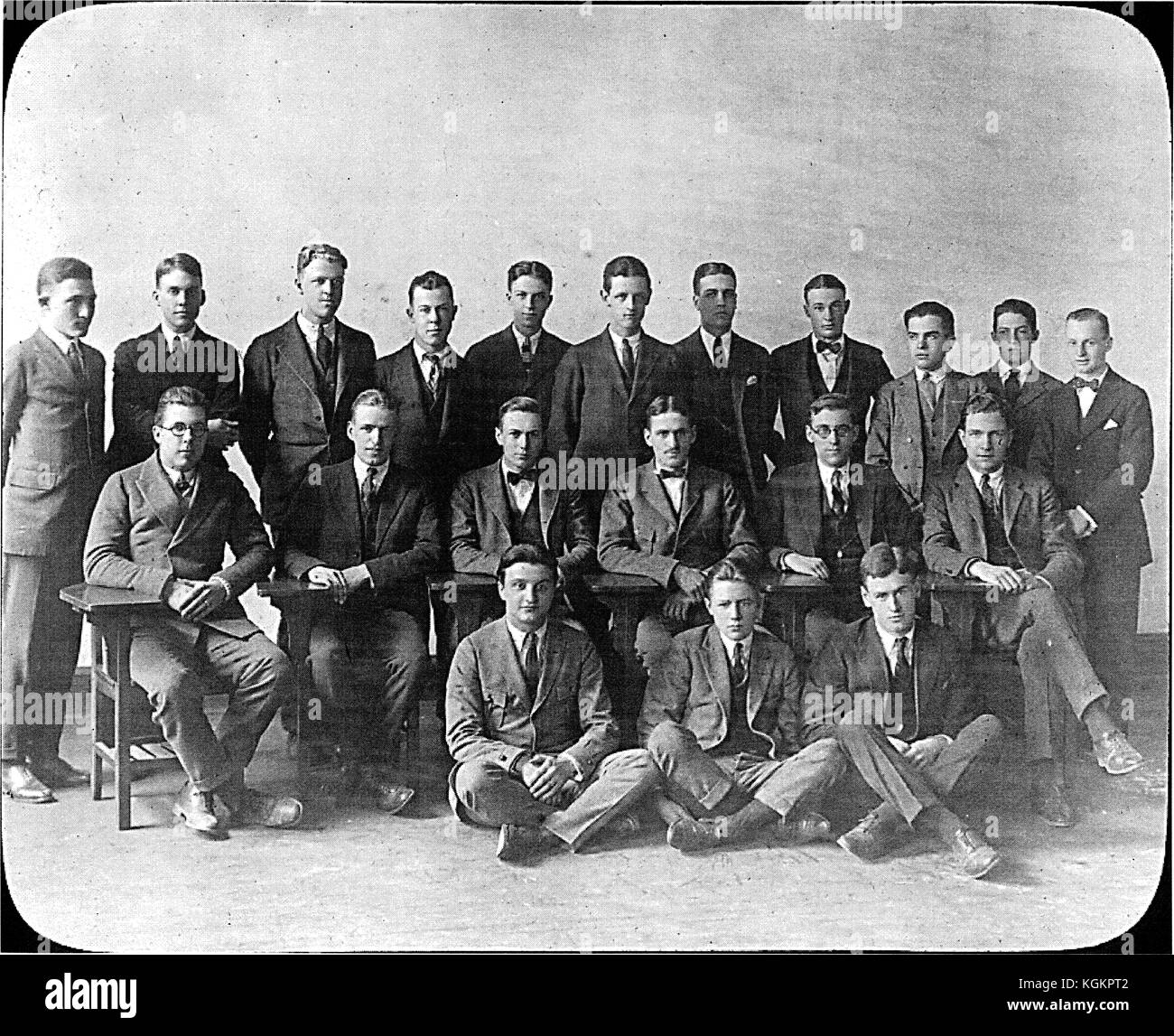 La scheda interfraternity della Johns Hopkins University di Baltimore, Maryland in posa di tre righe per una fotografia di gruppo; trovati nell'università yearbook, confusione, 1922. Foto Stock