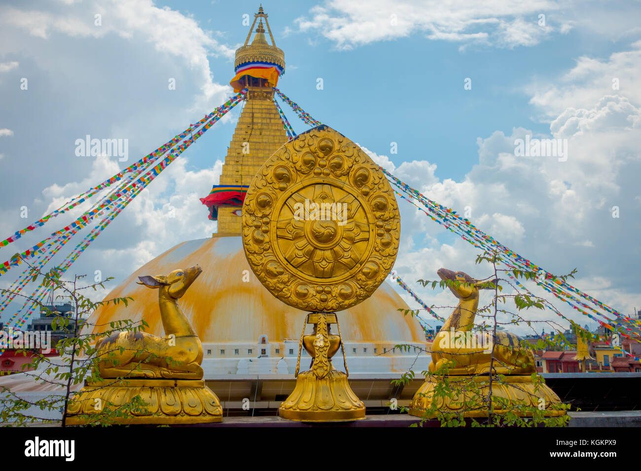 Kathmandu, Nepal ottobre 15, 2017: close up golden cervi struttura con Stupa Boudhanath edificio all aperto, con alcuni edifici in horizont di Kathmandu in Nepal Foto Stock