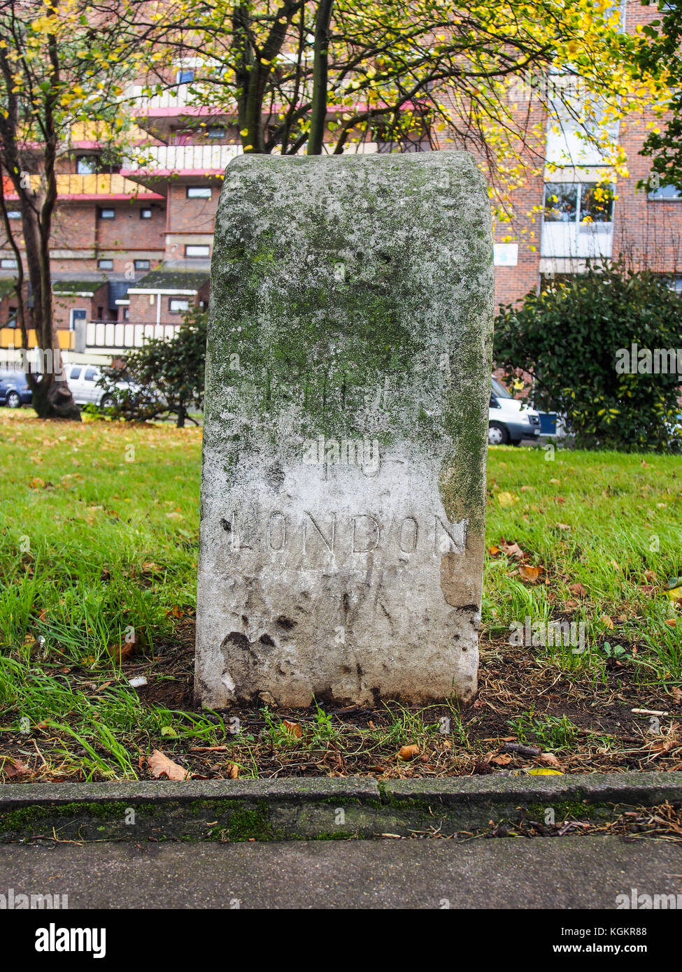 Un miglio marcatore di pietra che mostra la distanza tra Londra e portsmouth Mile End Road, Portsmouth. Foto Stock