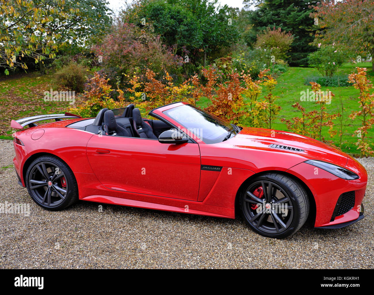 Un rosso jaguar f-type svr vettura sportiva in un paese vialetto. Foto Stock