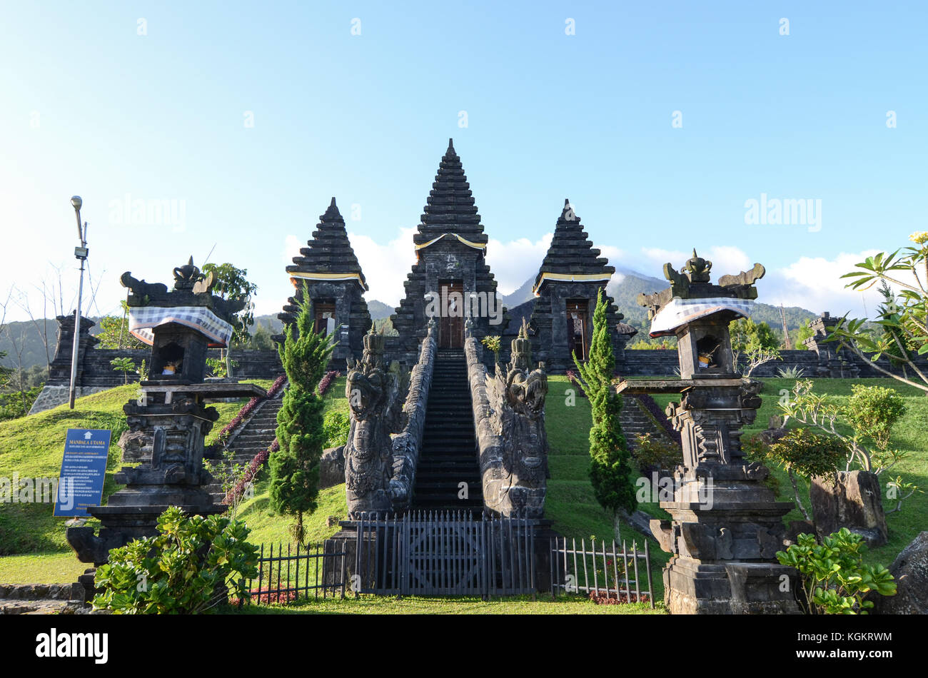 Pura Parahyangan Agung Jagatkarta in fondo a Gunung Salak a Bogor, Jawa Barat - Indonesia Foto Stock