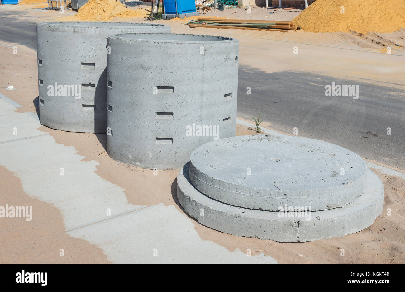 Due soakwells concreti con i coperchi sulla costruzione del sito prima dell'installazione Foto Stock