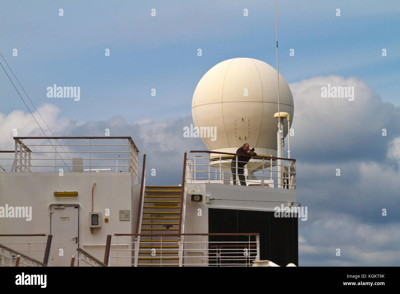 Un uomo di scattare foto in prossimità di un radar cupola sulla nave da crociera Eurodam. Foto Stock