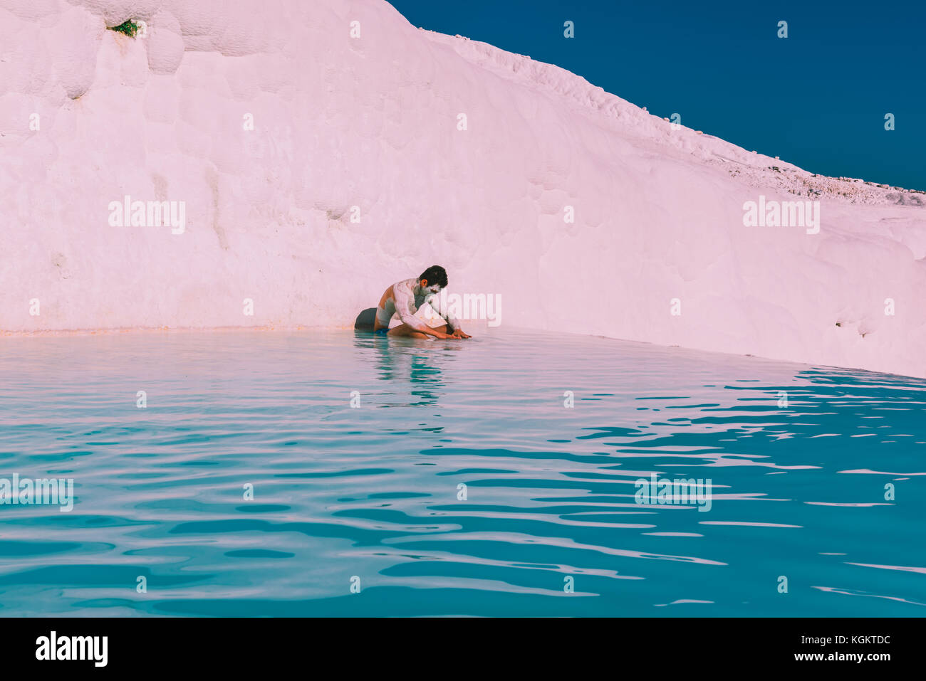 L uomo non identificato nuota a pamukkale (castello di cotone) che è popolare con travertino piscine e terrazze dove le persone amano visitare in pamukkale,Turchia Foto Stock