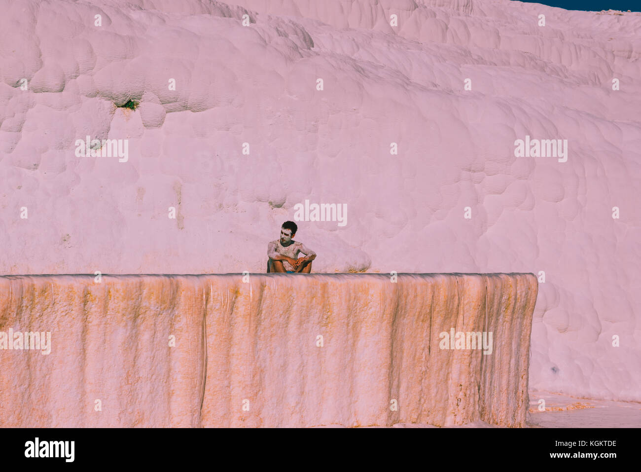 L uomo non identificato nuota a pamukkale (castello di cotone) che è popolare con travertino piscine e terrazze dove le persone amano visitare in pamukkale,Turchia Foto Stock