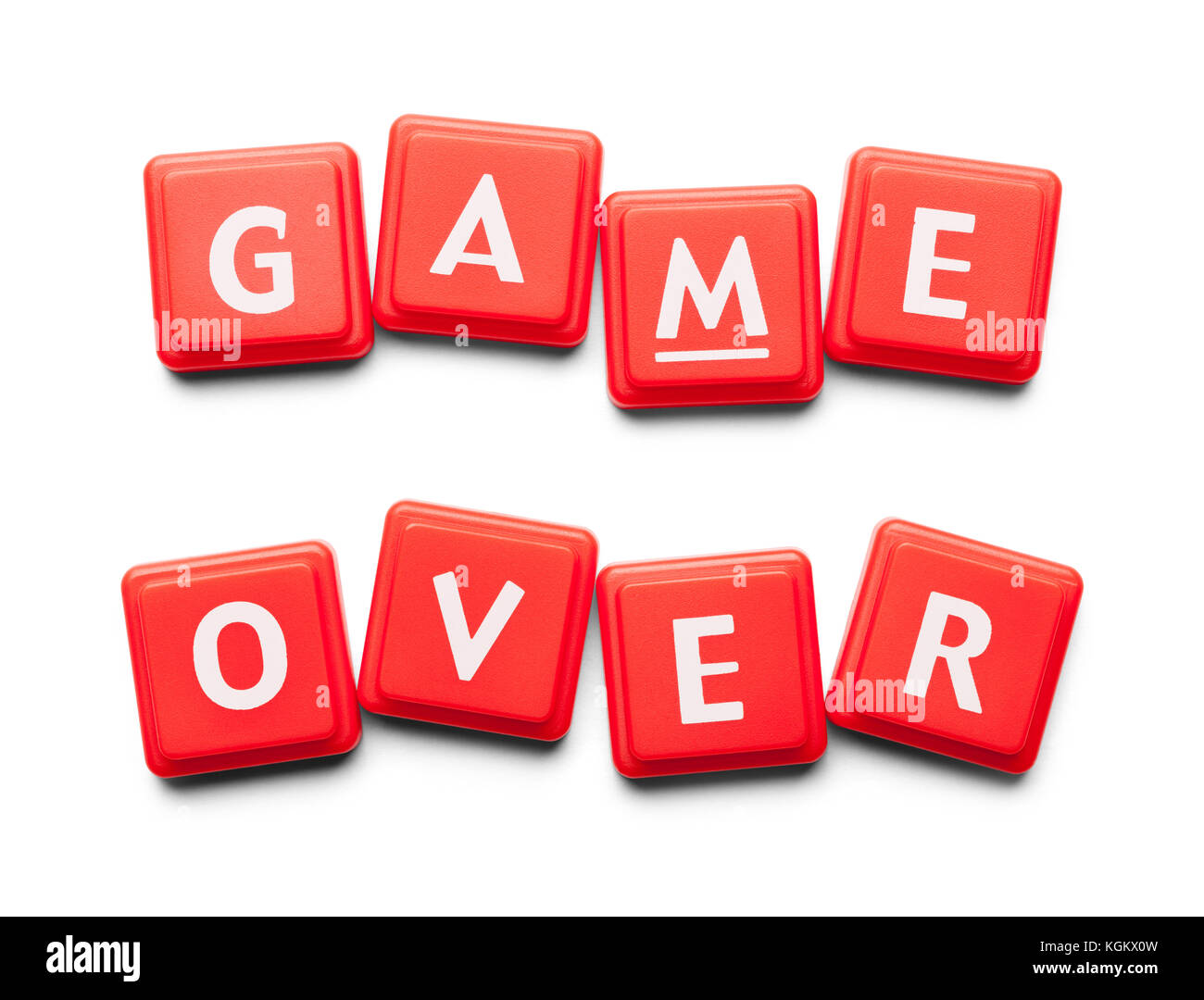 Game over scritto con piastrelle di legno isolato su uno sfondo bianco. Foto Stock