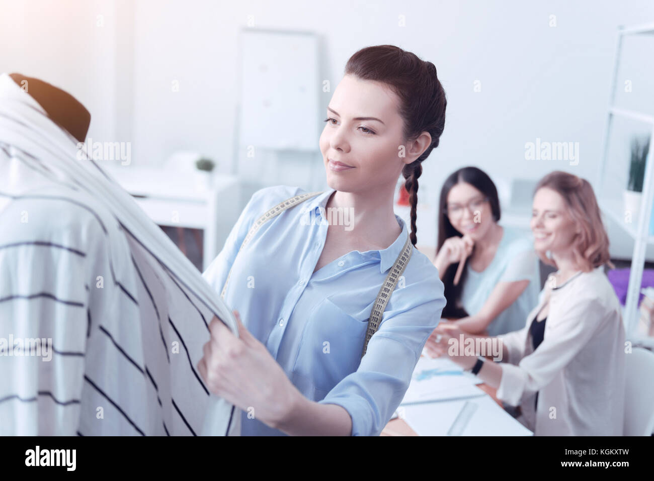 Giornata di lavoro produttiva di un esperto sarto giovani Foto Stock