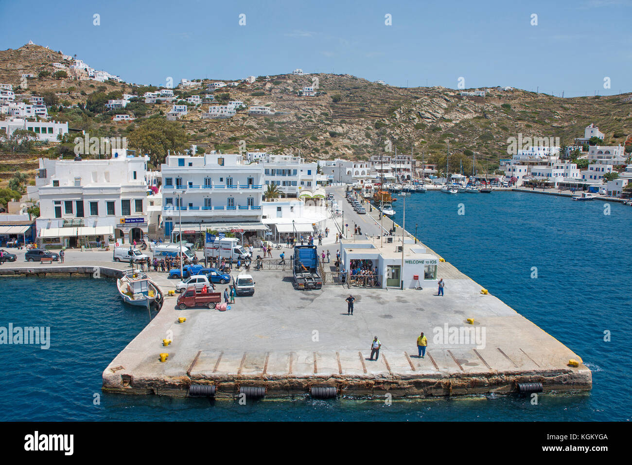 Pier e il porto di ormos, dell'isola di Ios, Cicladi, Egeo, Grecia Foto Stock