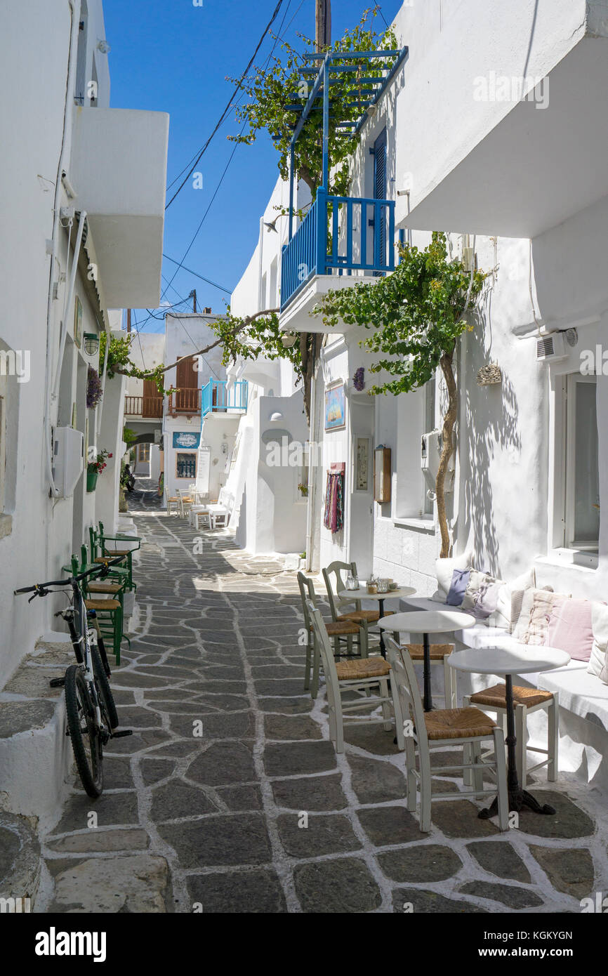 Vicolo stretto nella città vecchia di Naoussa, PAROS, CICLADI Grecia, Mare Mediterraneo, Europa Foto Stock