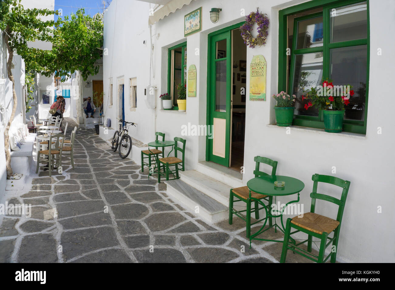 Osteria a un vicolo, città vecchia di Naoussa, PAROS, CICLADI Grecia, Mare Mediterraneo, Europa Foto Stock