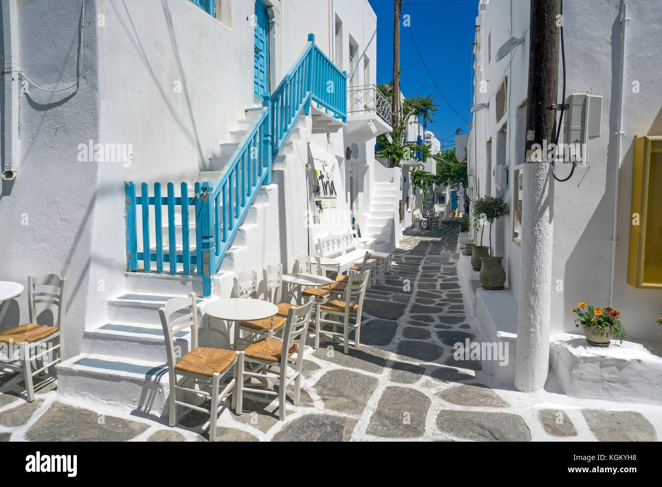 Vicolo stretto nella città vecchia di Naoussa, PAROS, CICLADI Grecia, Mare Mediterraneo, Europa Foto Stock