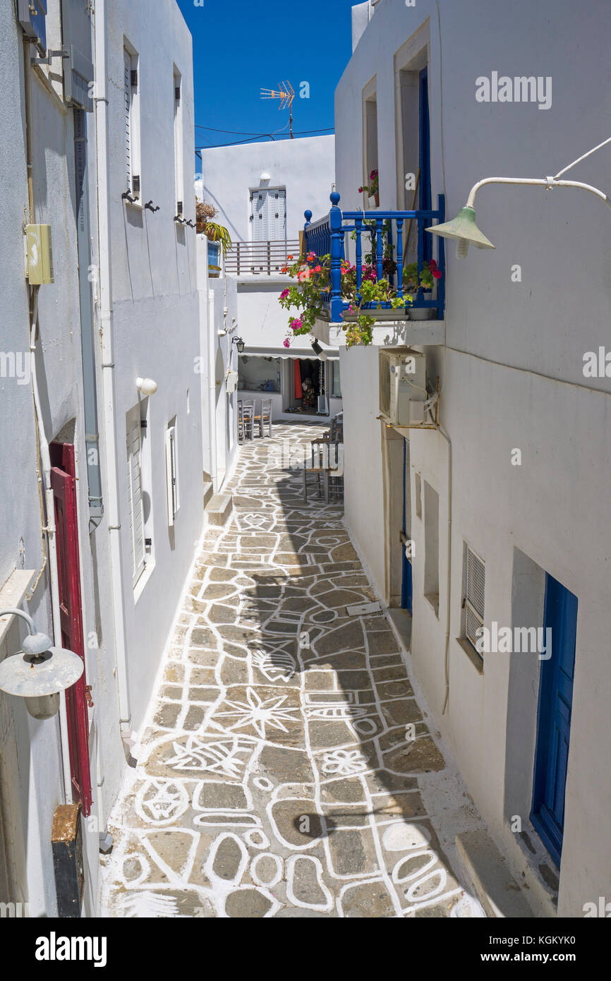 Vicolo stretto nella città vecchia di Naoussa, PAROS, CICLADI Grecia, Mare Mediterraneo, Europa Foto Stock