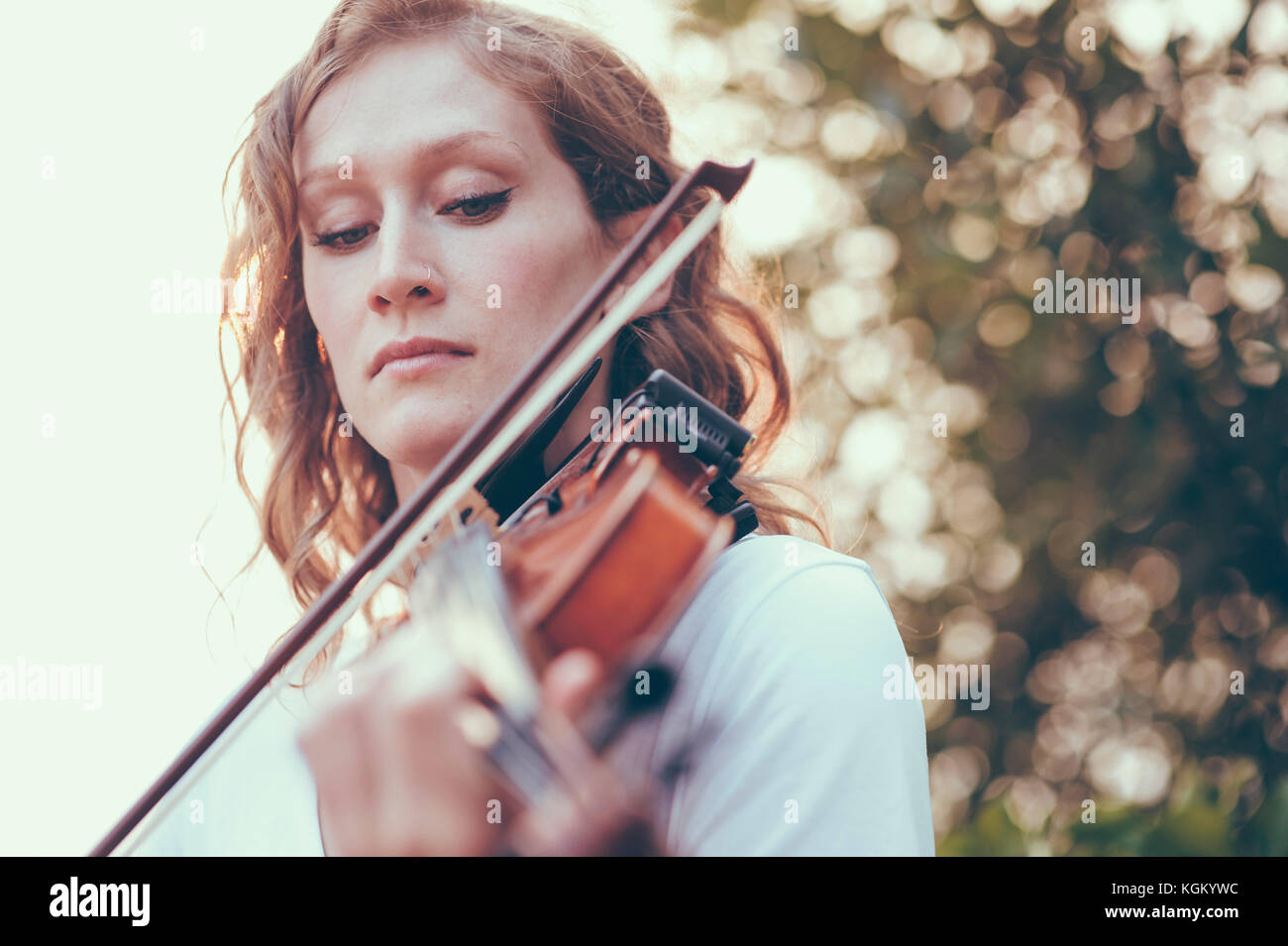 Close-up di giovane donna suona il violino Foto Stock