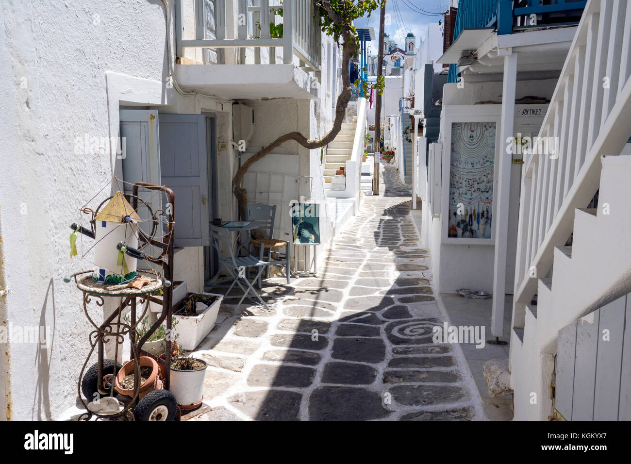 Vicolo stretto nella città vecchia di Naoussa, isola di Paros, Cicladi, Egeo, Grecia Foto Stock