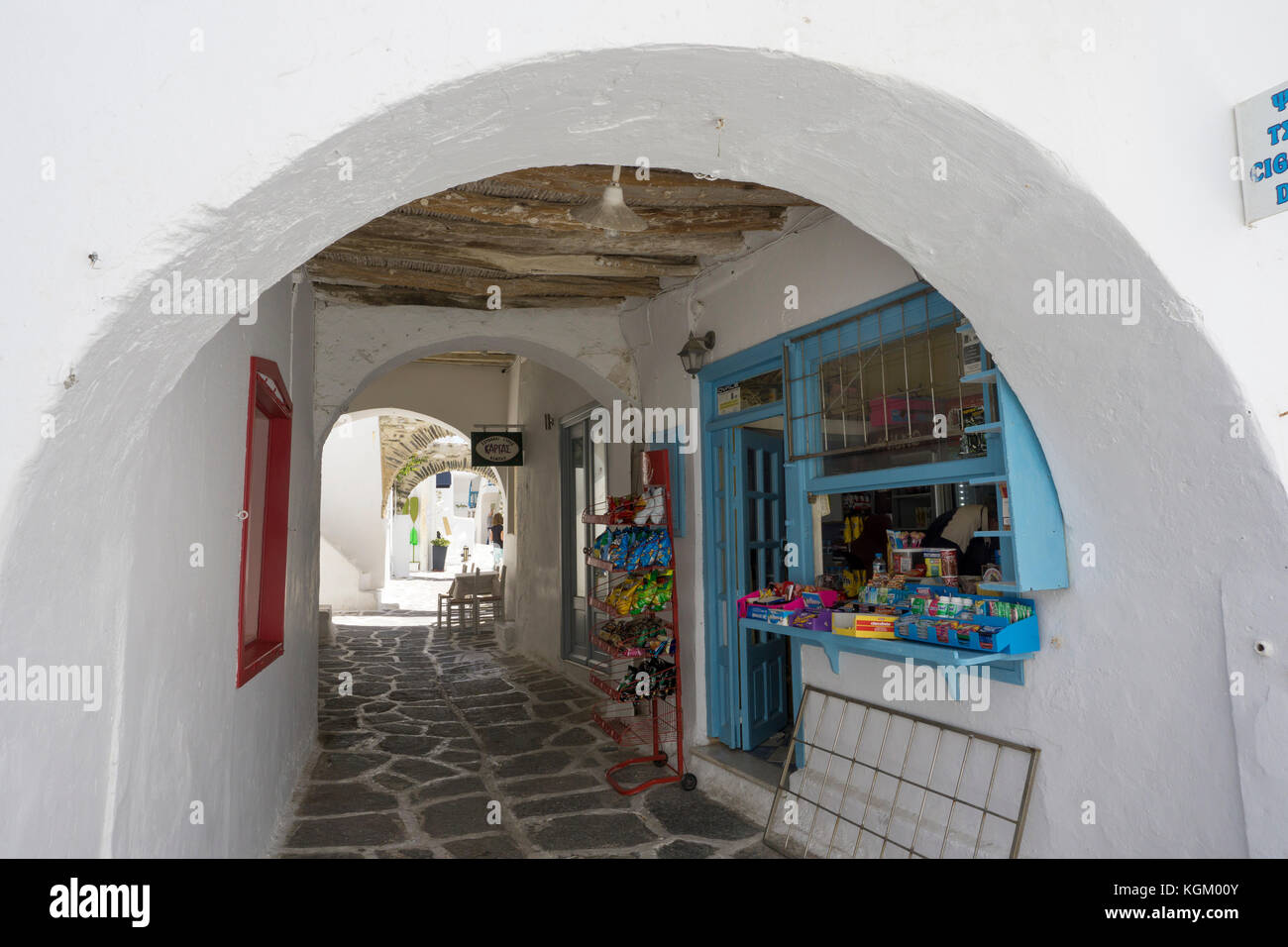Chiosco in un passaggio, viale medievale nella città vecchia di Naoussa, PAROS, CICLADI Grecia, Mare Mediterraneo, Europa Foto Stock