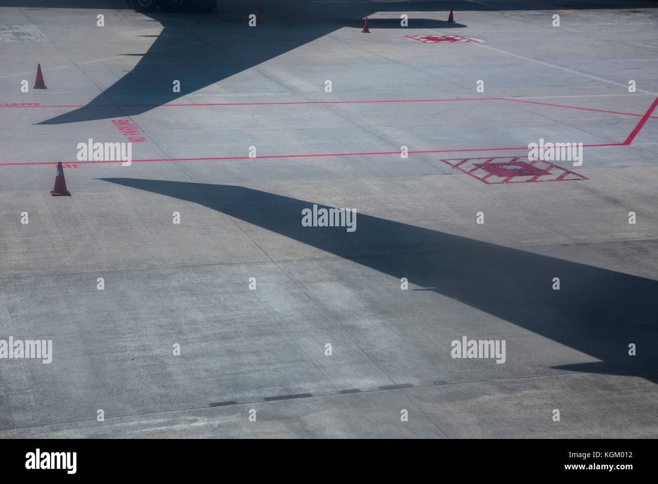 Angolo di Alta Vista del velivolo ombre sulla pista di aeroporto Foto Stock