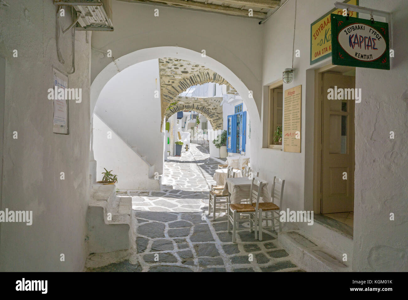 Osteria a un passaggio medievale, la città vecchia di Naoussa, isola di Paros, Cicladi, Egeo, Grecia Foto Stock