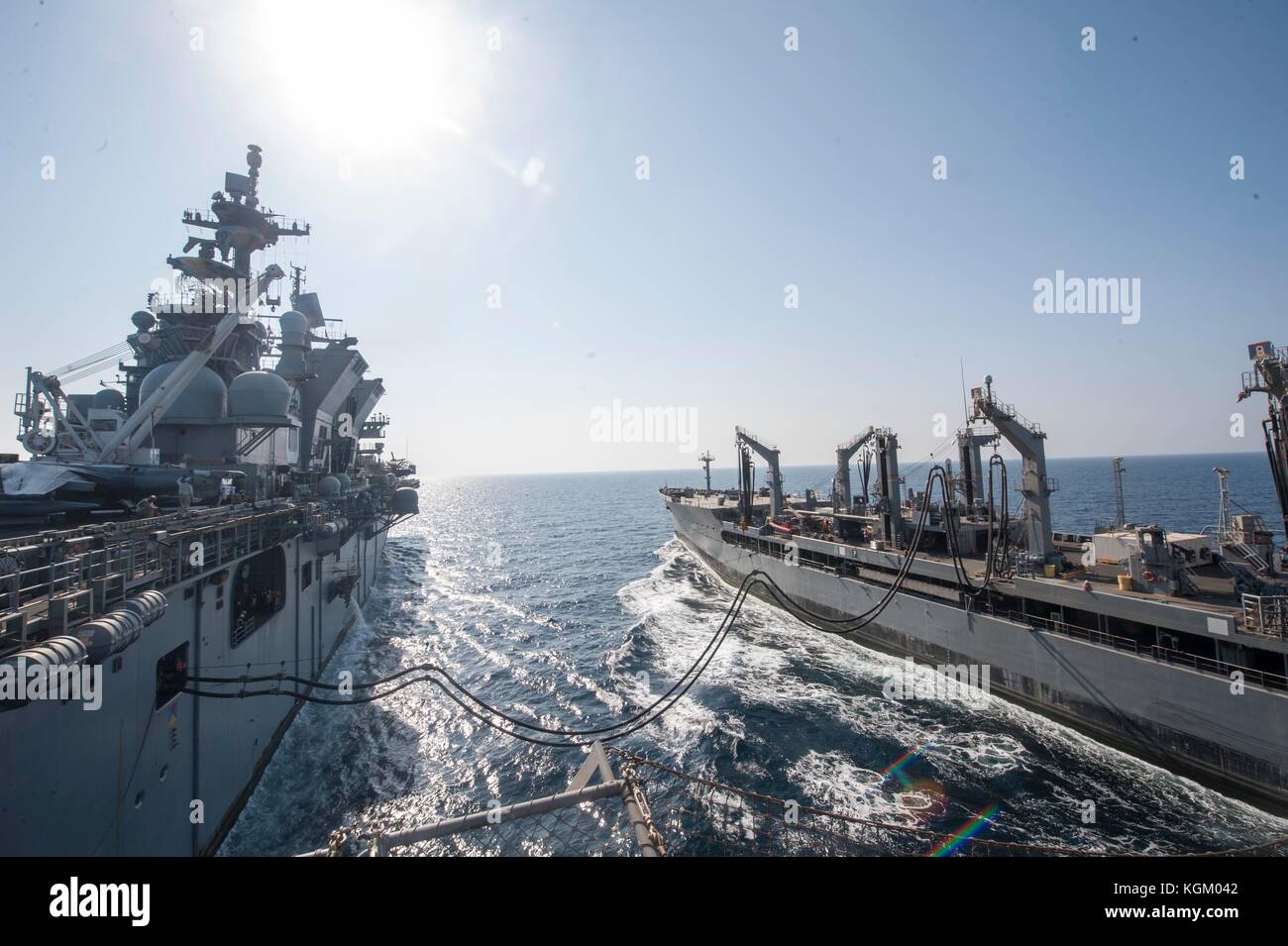 L'assalto anfibio nave USS America (LHA 6) riceve rifornimenti dalla flotta replen Foto Stock