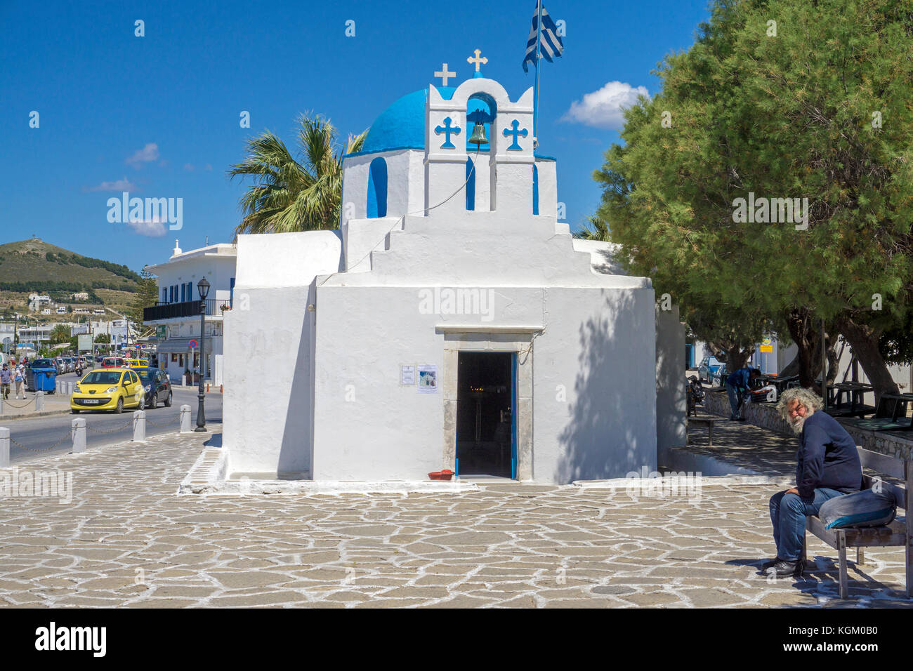Piccola cappella ortodossa Agios Nikolaos presso il lungomare Paralia, Parikia, isola di Paros, Cicladi, Egeo, Grecia Foto Stock